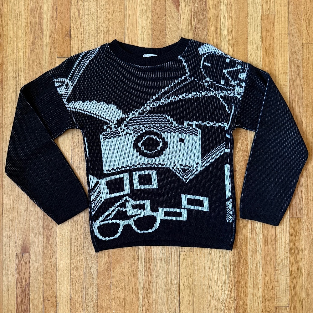 Unique Vintage graphic black & white knit sweater 🧊